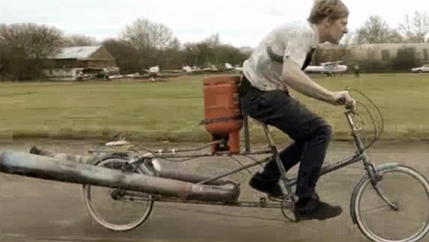 Colin Furze, một nhà phát minh người Anh đã phát minh ra một chiếc xe đạp dùng động cơ phản lực tên Norah.